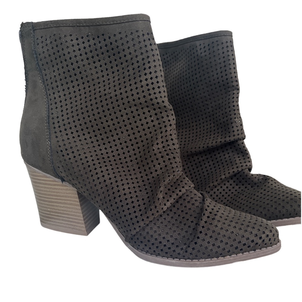 Kaari Blue in olive green women’s boots.  Size 7.5 NWOB